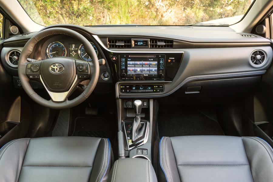 Торпедо Toyota Corolla XSE 2016 года  (фото 8 из 20)
